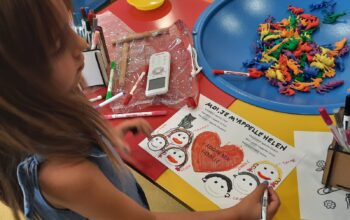 Masa başında kalem tutan