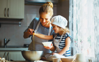 favoriser-l-alimentation-saine-de-vos-enfants-par-la-cuisine-est-une-bonne-solution-photo-shutterstock-1712061699 favoriser-l-alimentation-saine-de-vos-enfants-par-la-cuisine-est-une-bonne-solution-photo-shutterstock-1712061699